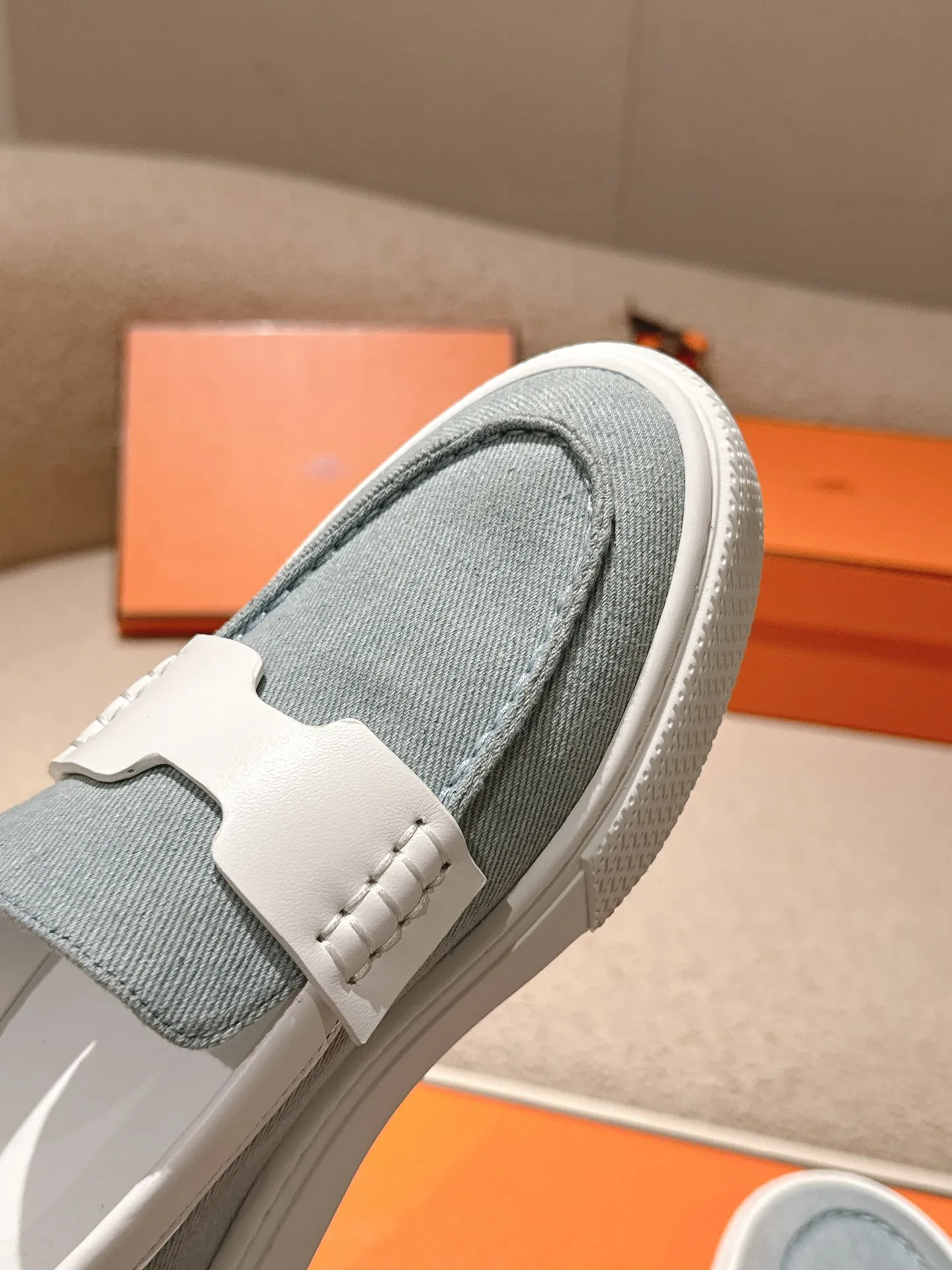 Men's men's shoes P620! Hermes# Thick Sole Couple Loafers These lace-up free sneakers in calfskin and washed denim feature signature "H" details. The design is simple and smooth, creating a fashionable urban look. It is comfortable and versatile. H family classics are not outdated, and the delivery counter is beautifully packaged🛍📦 Fabric: Original customized washed denim/first-layer cowhide Lining: Imported soft sheepskin Sole: Original open-molded anti-slip TPU material Size: 35-45